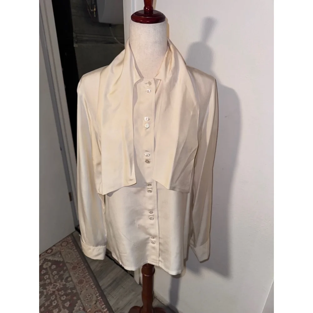 Long sleeve blouse cream colored 100% silk. To fit bust 38 inches. Yeager London - Picture 8 of 14